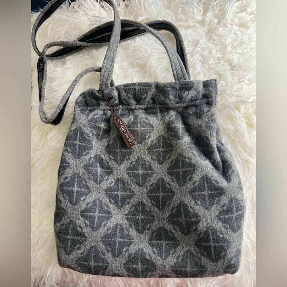 Authentic Bottega Veneta “VINTAGE” grey patterned cashmere bag.